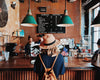 Portrait d'une cliente dans un café