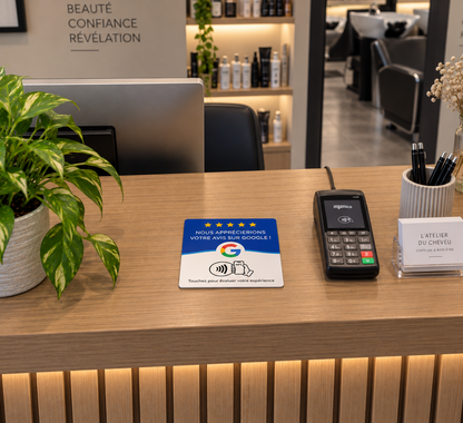 Plaque Avis Google Pixite sur le comptoir d’un salon de coiffure